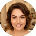 Zufriedene Kundin in Zürich mit frisch gestylten Augenbrauen und natürlichem Studio-Licht
